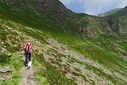 23 Ampio tornante in comoda pendenza aggira il lago di Valbona